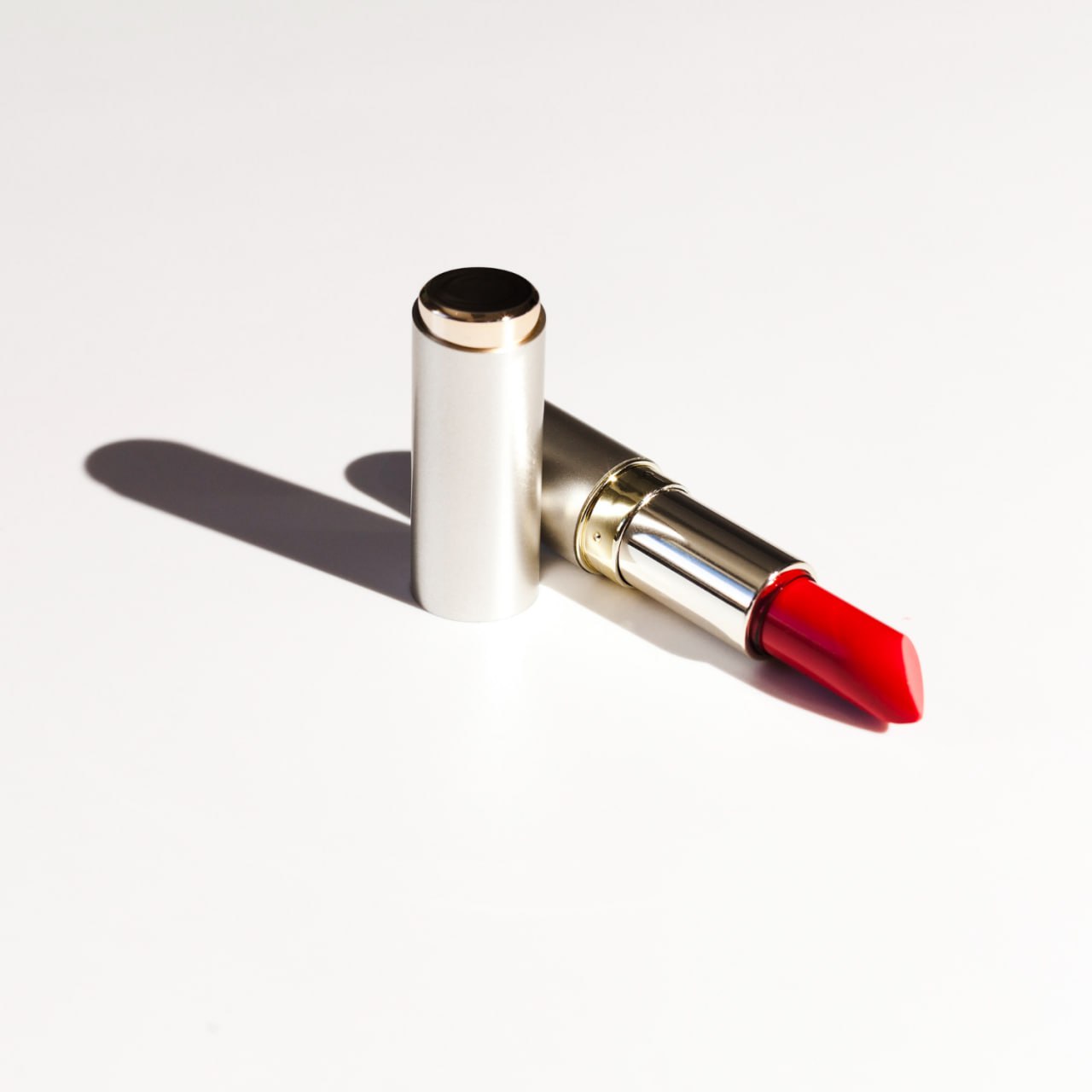 Tuffati nelloceano della passione: ti presentiamo il rossetto rosso, simbolo della tua forza e bellezza